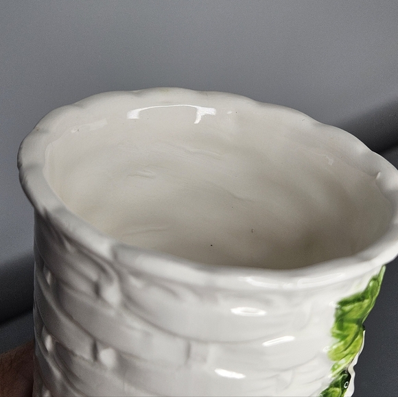 Lefton Rustic Daisy Pattern White Vase with Yellow Floral Design Vase 8" - Picture 5 of 5